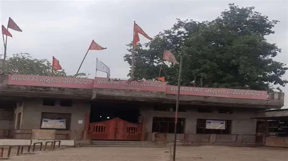 संभल के बाद वाराणसी में भी 250 साल पुराने मंदिर में ताला बंद, खुलवाने की मांग पर अड़े लोग