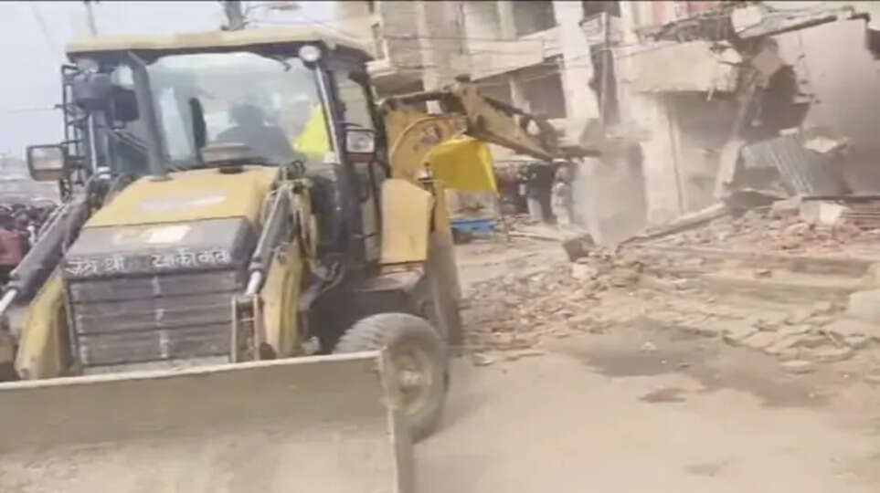 वाराणसी के मंडुवाडीह चौराहे पर बुलडोजर ने तोड़ी बिल्डिंग:सड़क चौड़ीकरण की राह में बाधा बन रहे थे, जाम के चलते चौराहा हो गया था वन -वे