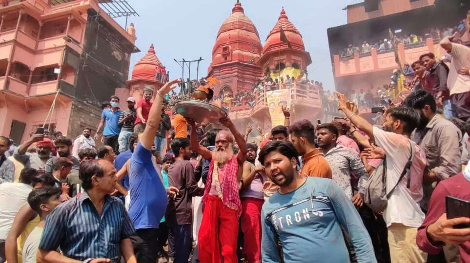 मणिकर्णिका पर बंद कर देंगे अंतिम संस्कार..., महाश्मशान नाथ के मंदिर में घुसा सीवर का पानी; भड़के पुजारी