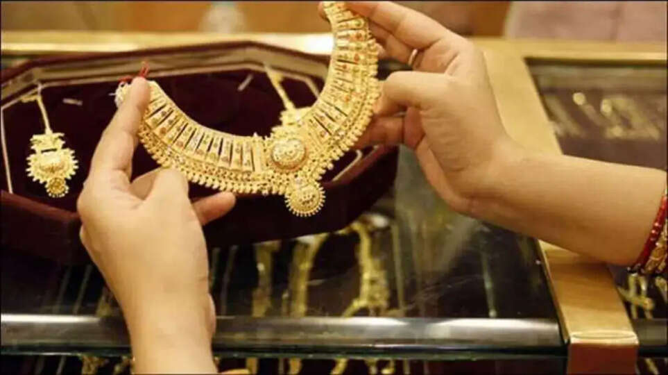 Varanasi Gold Silver Price: वेडिंग सीजन के बीच सोने की कीमतों में बड़ा उछाल, चांदी ने भी पकड़ी तेज रफ्तार। जानें आज के ताजा दाम।