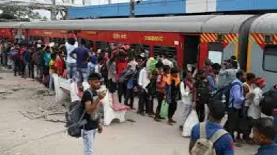 Indian Railway News: पटना के विभिन्न रेलवे स्टेशनों से सफर करने वाले यात्रियों की परेशानी बढ़ सकती है.