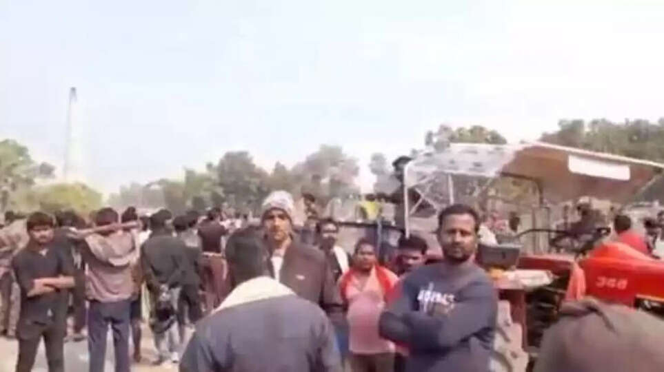 वाराणसी में एक दुखद घटना सामने आई है, जहां चोलापुर क्षेत्र में तेज रफ्तार ट्रैक्टर ने युवक को कुचल दिया।