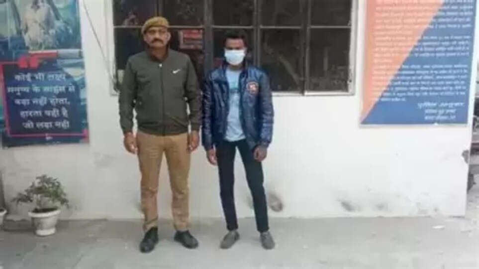 फर्जी पुलिस बनकर 14.7 लाख की ठगी