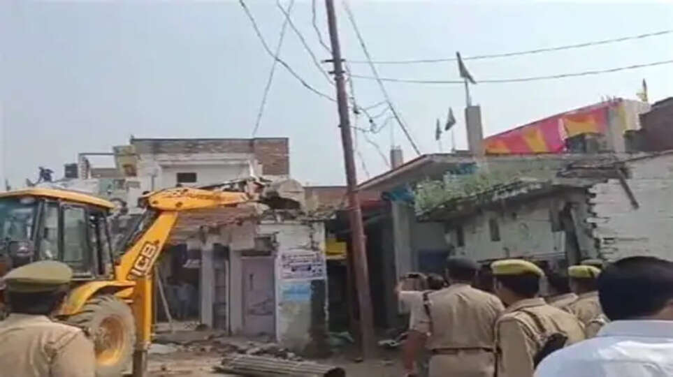 वाराणसी में बुलडोजर एक्शन, 100 से अधिक मकान-दुकान जमींदोज; जारी रहेगी कार्रवाई
