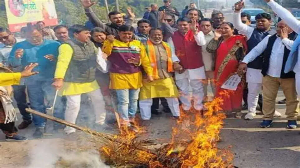वाराणसी में राहुल गांधी का पुतला फूंका, भाजपा कार्यकर्ताओं ने नारेबाजी की, कांग्रेसियों से झड़प
