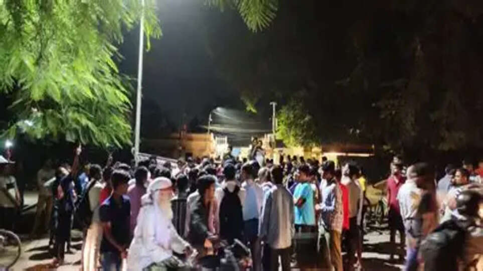 Varanasi : बीएचयू परिसर में माहौल गर्म, वार्डन पर थप्पड़ मारने का आरोप; आधी रात छात्रावास के बाहर धरना