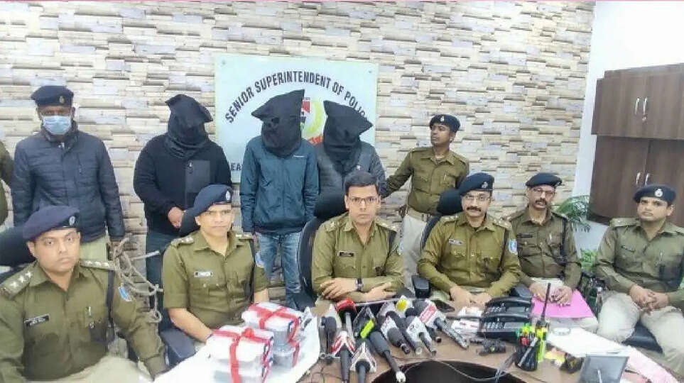 वाराणसी में CBI अफसर बनकर डिजिटल अरेस्टिंग करने वाले दबोचे:रिटायर्ड सब-लेफ्टिनेंट से साइबर ठगों ने पार किए थे 98 लाख, अब तक 11 जा चुके जेल
