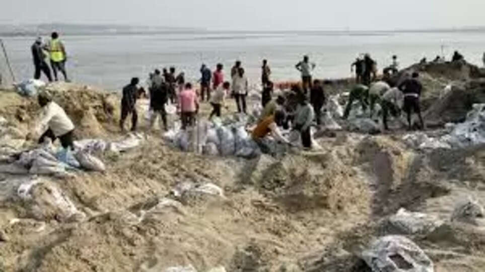 कुंभ मेला घूमने जा रहे थे पति-पत्नी और 'वो', 50KM पहले पुलिस ने ली तलाशी, महिला का बैग देख खुला रह गया मुंह