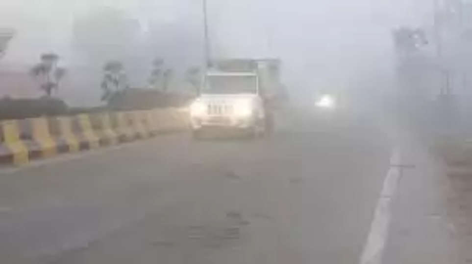 Fog in UP: यूपी में जानलेवा ठंड जारी है। कानपुर और अलीगढ़ में ठंड की चपेट में आने से आठ लोगों की मौत हो गई। आज भी कई जिलों में घने कोहरे का अनुमान है। 