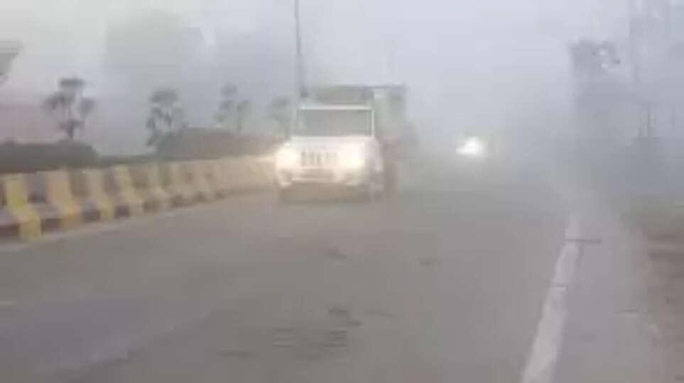 Fog in UP: यूपी में जानलेवा ठंड जारी है। कानपुर और अलीगढ़ में ठंड की चपेट में आने से आठ लोगों की मौत हो गई। आज भी कई जिलों में घने कोहरे का अनुमान है।