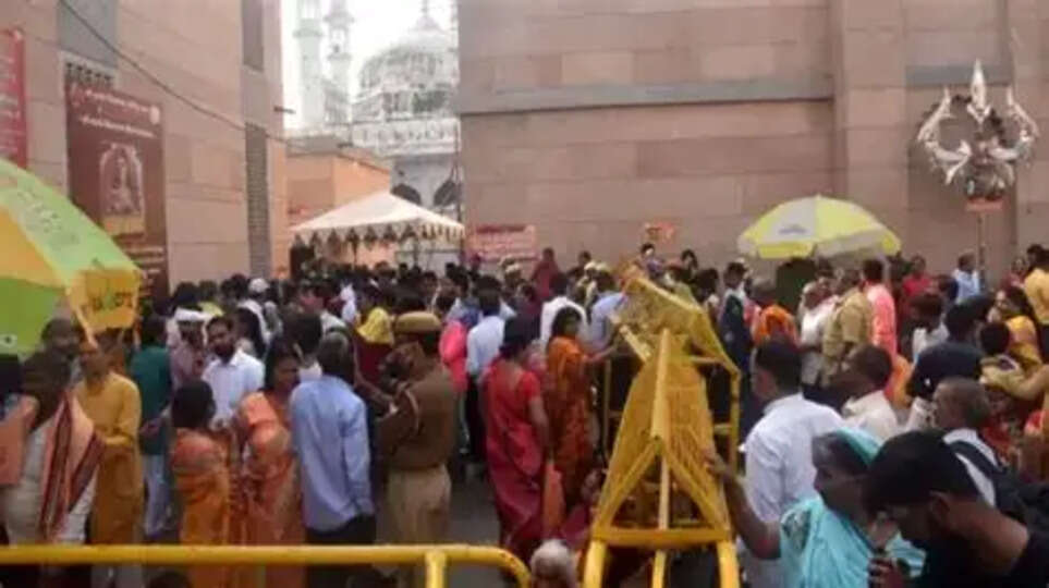 काशी विश्वनाथ धाम में नए साल पर उमड़ी भारी भीड़: तस्वीरें