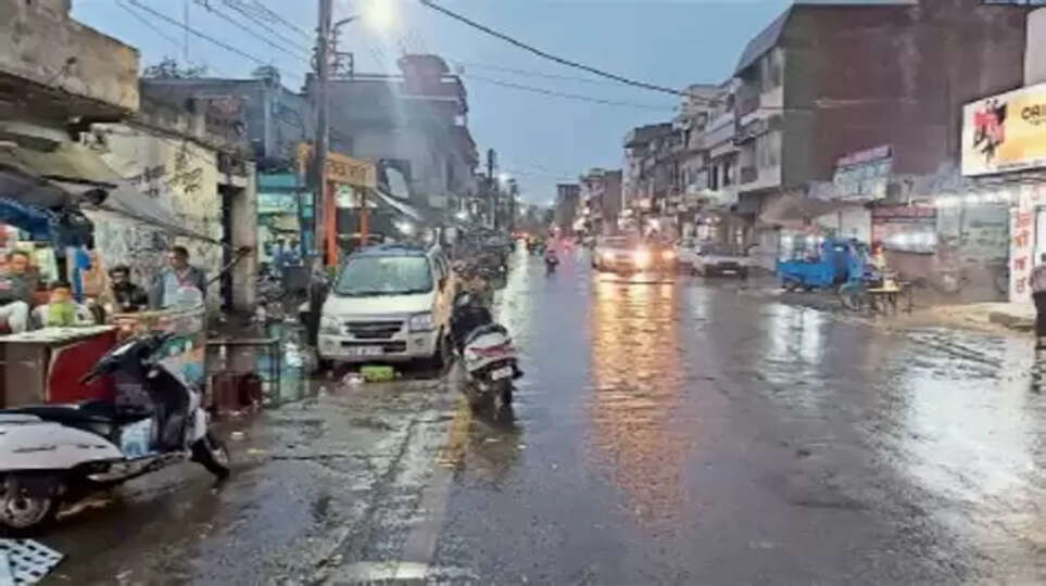वाराणसी में बारिश से बदला मौसम:6.3 डिग्री सेल्सियस गिर गया पारा, किसानों के चेहरे खिले, गेहूं को होगा फायदा