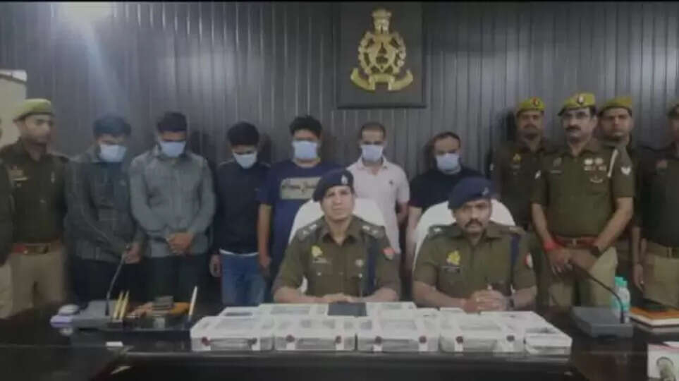 शेयर बाजार के नाम पर 3.55 करोड़ की ठगी वाराणसी में एक महिला शिक्षिका से साइबर ठगों ने लगभग 3.55 करोड़ रुपये की ठगी की।