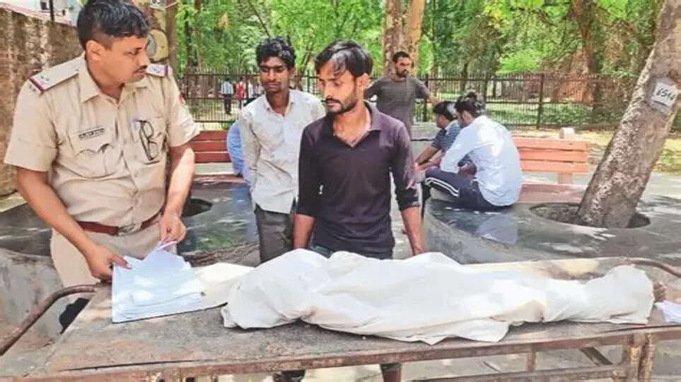 वाराणसी: होटल की तीसरी मंजिल से गिरी छात्रा, साथी युवक को हिरासत में लेकर पूछताछ में जुटी पुलिस