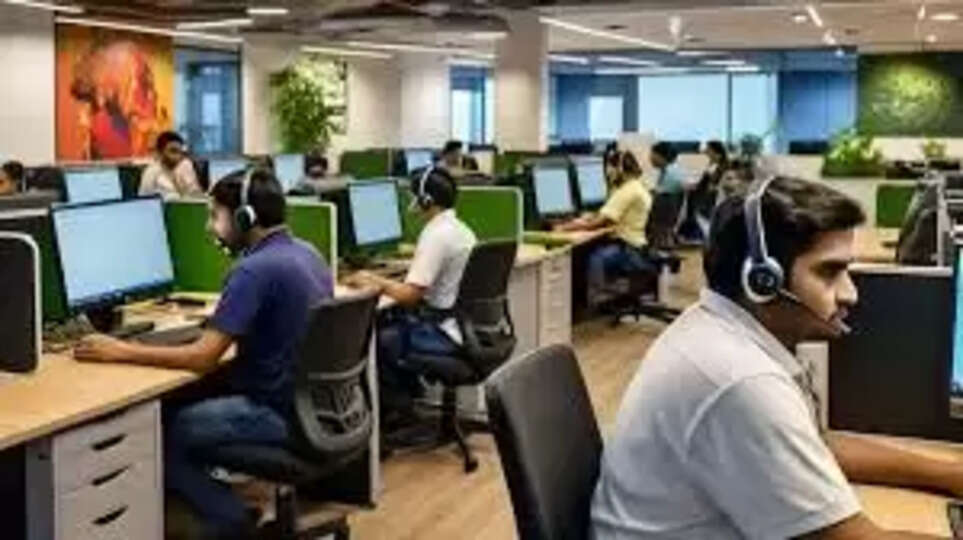 नोएडा में फर्जी कॉल सेंटर का भंडाफोड़